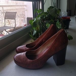 Cognac Frye heels, size 10M